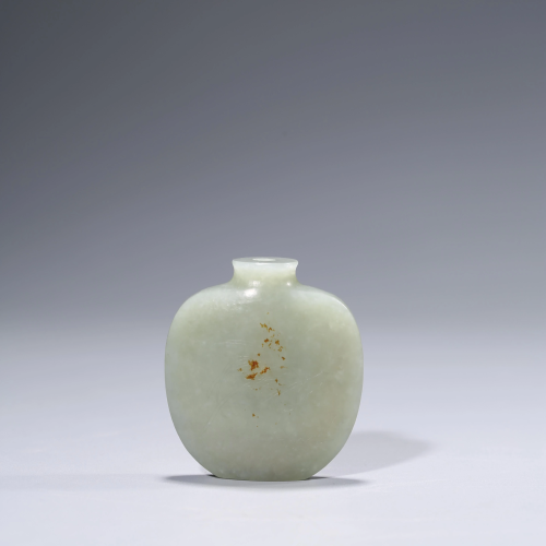 A CHINESE WHITE JADE SNUFF BOTTLE