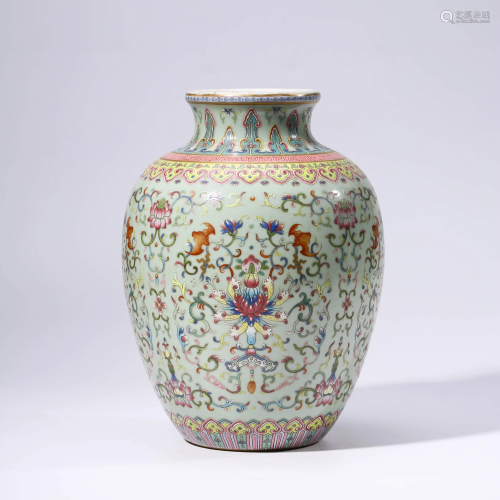 A CHINESE FAMILLE ROSE PORCELAIN VASE MARKED QIAN LO…