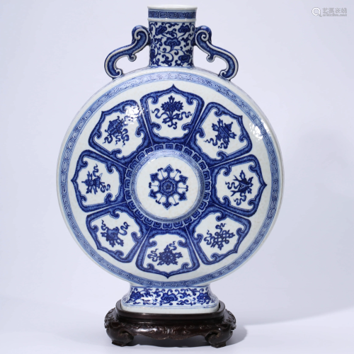A CHINESE BLUE & WHITE PORCELAIN EIGHT TREASURE