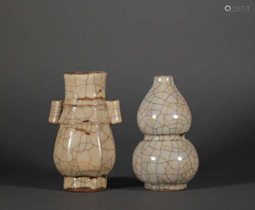 A Pair of Ge Kiln Vase from Song宋代哥窯瓶一對