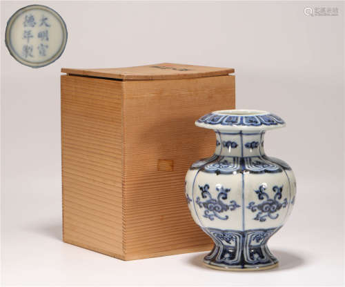 Blue and White Kiln RuYi Grain Vase from Ming明代青花如意紋尊瓶