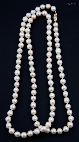STRAND OF BAROQUE PEARLS WITH 14K YELLOW GOLD CLASP