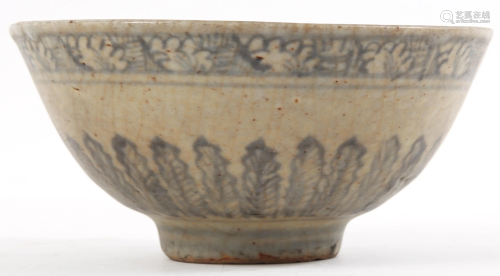 CHINESE MING DYNASTY PORCELAIN BOWL WITH LEAF PATTERN