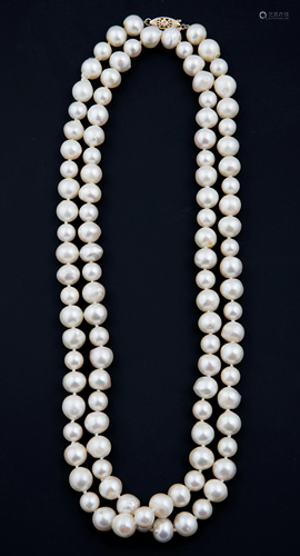 STRAND OF BAROQUE PEARLS WITH 14K YELLOW GOLD CLASP