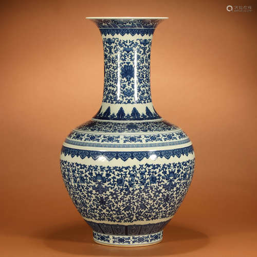 A Blue and White Interlocking Flower Porcelain Vase