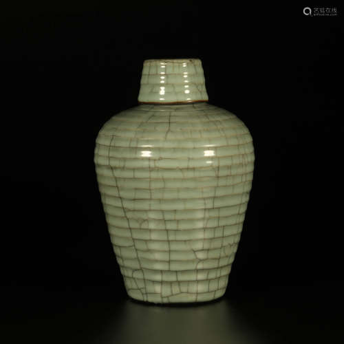 An Official Kiln Xuan Pattern Porcelain Jar with Cover