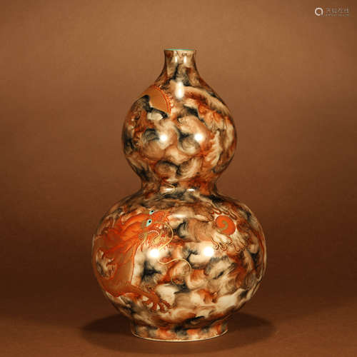 An Iron Red Gilt Dragon Porcelain Gourd-shaped Vase