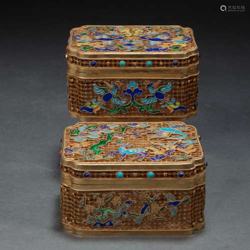 A PAIR OF  CHINESE SILVER GILT FILIGREE SQUARE BOXES