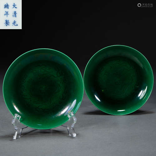 A PAIR OF  CHINESE GREEN-GLAZED PORCELAIN PLATES WITH DRAGON PATTERNS