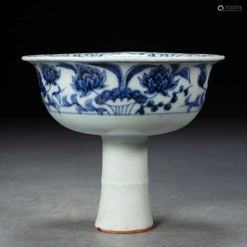 CHINESE BLUE AND WHITE PORCELAIN GOBLET