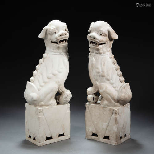 A PAIR OF  CHINESE PORCELAIN LIONS