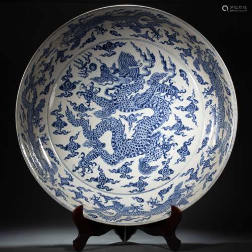 CHINESE BLUE AND WHITE PORCELAIN DRAGON PLATE