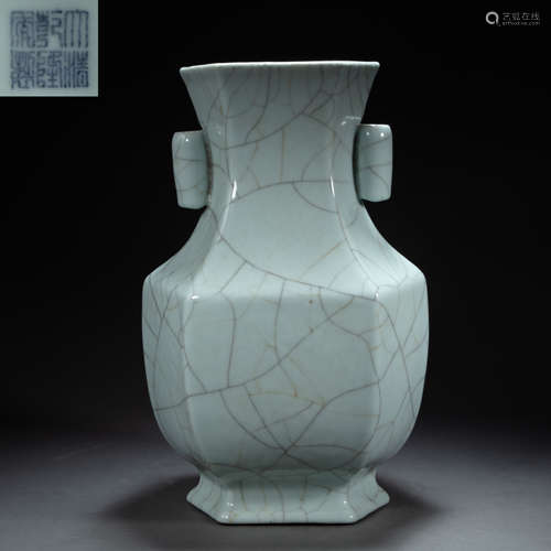 CHINESE GUAN WARE PORCELAIN SQUARE BOTTLE