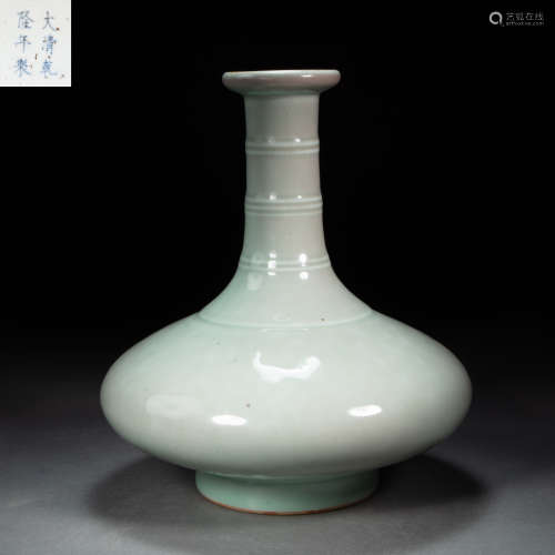 CHINESE PORCELAIN VASE