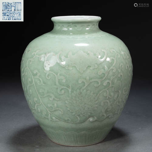 CHINESE PORCELAIN MOULDED FLOWER VASE