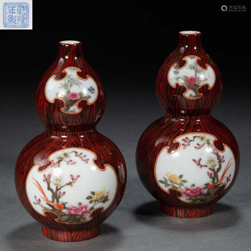 A PAIR OF  CHINESE PORCELAIN WUCAI GOURD BOTTLES