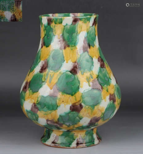 YONGZHENG MARK SANCAI GLAZE VASE