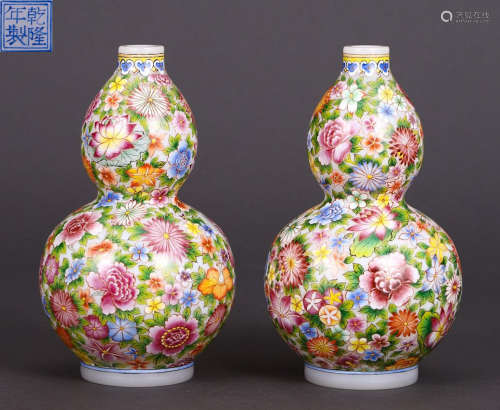 PAIR OF GLASS FLORAL PATTERN GOURD VASES