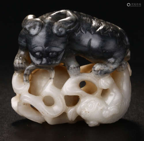 HETIAN JADE BEAST SHAPE PENDANT