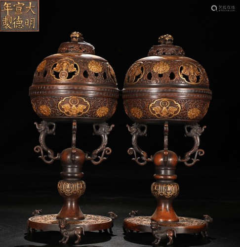 PAIR OF XUANDE MARK GILT BRONZE HAT RACKS