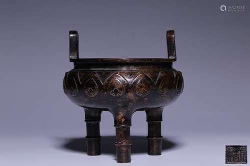 BRONZE CAST COMPRESSED 'LOTUS PETALS' TRIPOD CENSER WITH HANDLES