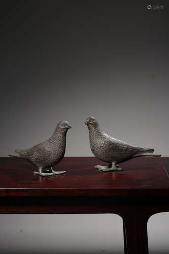 PAIR OF BRONZE CAST 'MAGPIE BIRDS' FIGURES