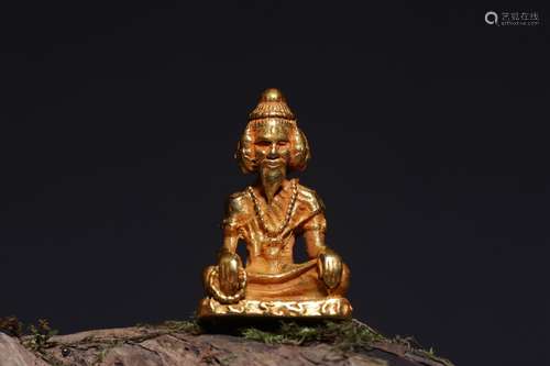 GOLD CARVED 'GURU' SEATED SMALL FIGURE