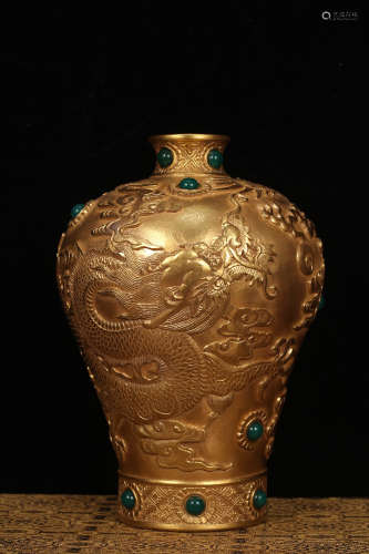 QING DYNASTY QIANLONG PERIOD--GILT GROUND TWO DRAGONS CHASING BALLS MEIPING VASE
