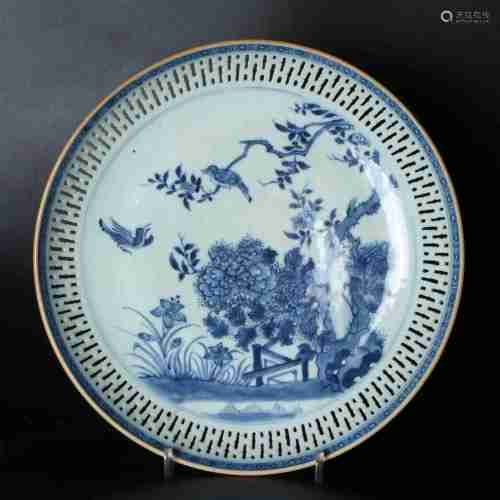 A CHINESE OPENWORK BLUE AND WHITE PORCELAIN PLATE, QIANLONG PERIOD