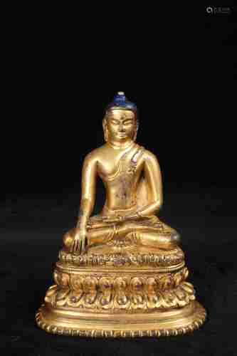 A CHINESE GILT BRONZE SAKYAMUNI STATUE IN THE 18TH CENTURY