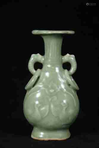 A CHINESE LONGQUAN CELADON GLAZED PORCELAIN FOLIATE-RIM VASE WITH TWO HANDLES