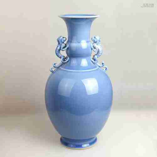 A CHINESE AZURE GLAZED GOURD-SHAPED VASE IN THE 19TH CENTURY