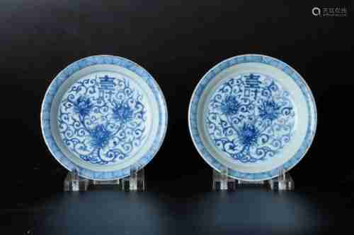 A PAIR OF CHINESE BLUE AND WHITE PORCELAIN 'SHOU' PLATES, KANGXI PERIOD