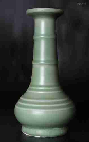 A CHINESE LONGQUAN CELADON GLAZED VASE, SOUTHERN SONG DYNASTY