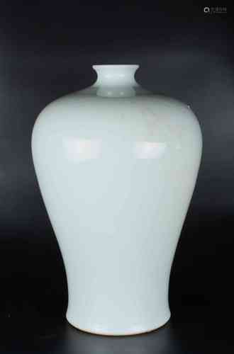 A CHINESE WHITE GLAZED MEIPING, QIANLONG PERIOD