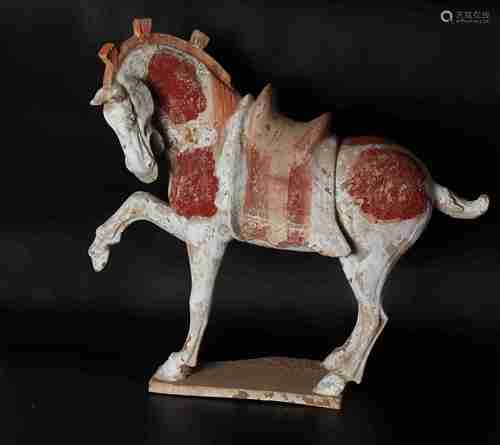 A CHINESE POTTERY HORSE ORNAMENT, TANG DYNASTY