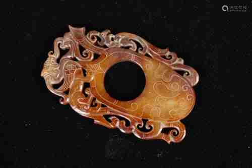 A CHINESE HETIAN JADE PENDANT DESIGNED WITH DRAGON