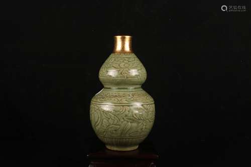 A CHINESE LONGQUAN KILN GOURD-SHAPED VASE, LATE MING DYNASTY