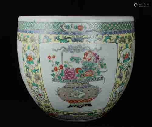 A CHINESE FAMILLE ROSE PORCELAIN JAR, QING DYNASTY