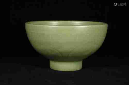 A CHINESE LONGQUAN CELADON GLAZED PORCELAIN BOWL