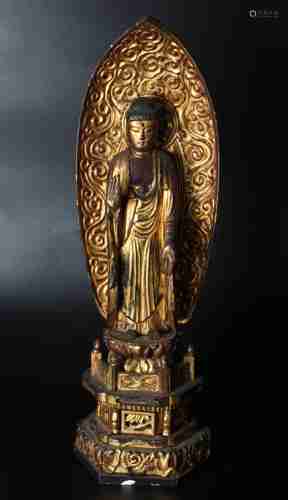 A CHINESE WOODEN BUDDHA STATUE PAINTED WITH GOLD WITH A PEDESTAL, QING DYNASTY