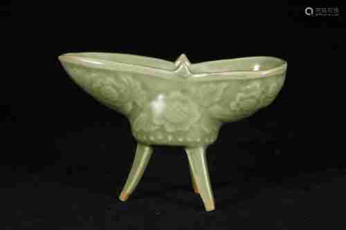 A CHINESE LONGQUAN CELADON GLAZED PORCELAIN WINE CUP