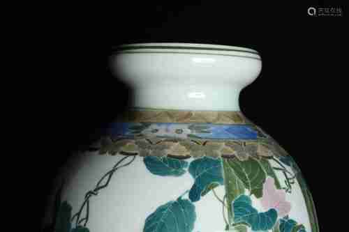 A CHINESE LILING PROCELAIN VASE