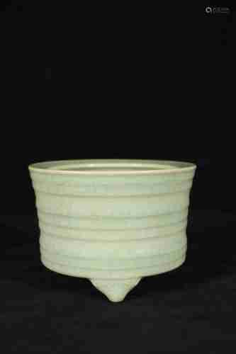 A CHINESE LONGQUAN KILN TRIPOD CENSER WITH STRING PATTERN, YUAN DYNASTY