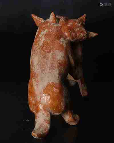 A CHINESE YELLOW GLAZED DOGS ORNAMENT, HAN DYNASTY