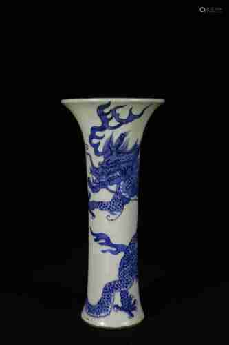 A CHINESE BLUE AND WHITE PORCELAIN VESSEL PAINTED WITH DRAGON, KANGXI PERIOD