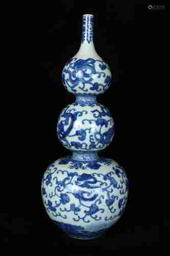 A CHINESE BLUE AND WHITE GOURD-SHAPED VASE, QING DYNASTY