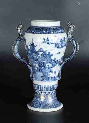 A CHINESE BLUE AND WHITE PORCELAIN POT WITH TWO ‘DRAGON’ HANDLES, QING DYNASTY