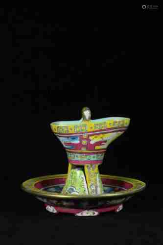 A SET OF CHINESE FAMILLE ROSE CUP AND TRAY, QIANLONG PERIOD