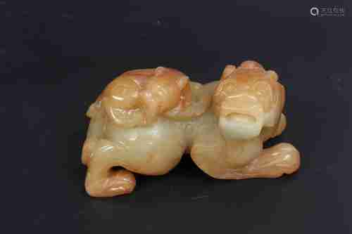 A CHINESE HETIAN JADE AUSPICIOUS BEAST STATUE, QING DYNASTY